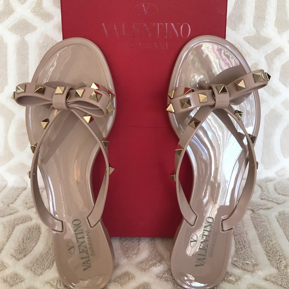 Valentino rockstud jelly flip flops in nude (NEW)